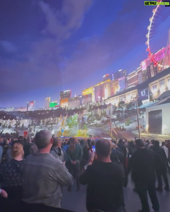 Kristen Bell Instagram - Have you ever had an experience that can’t really fit inside the words to describe it? That was last night for us at @spherevegas !! A triple date, immersive stimuli and a mind blowing acoustic cover of Sunday Bloody Sunday. 10/10!