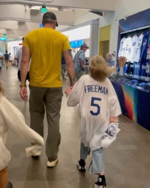 Kristen Bell Instagram - Dadding looks so cute on @daxshepard 💜

@dodgers