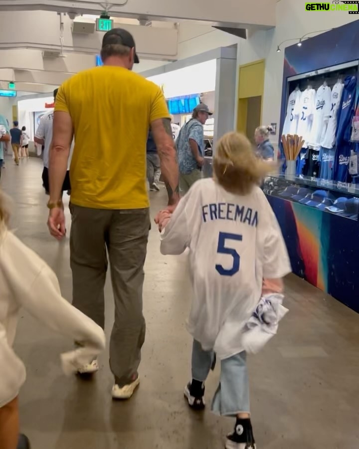 Kristen Bell Instagram - Dadding looks so cute on @daxshepard 💜 @dodgers