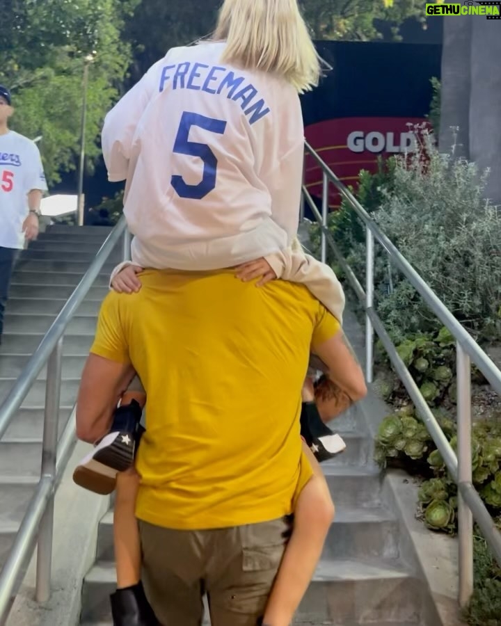 Kristen Bell - 480.7K Likes - Dadding looks so cute on @daxshepard 💜
@dodgers
