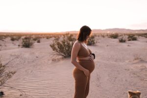 Kristen Gutoskie Instagram - Mama and Mingus 🏜️🏜️🏜️
📸 @michelle_mosqueda