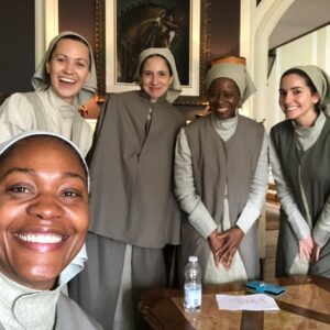 Kristen Gutoskie Instagram - What’s that I hear? @handmaidsonhulu episodes 1-3 are now streaming on @hulu?! Best go and check it out my friends ❤️❤️❤️ #season4 #handmaidstale #hulu #handmaid #martha #marthabeth #blessedbethefruit #resistance #mayday #margaretatwood