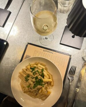 Kristen Taekman Instagram - Weekend in NYC with Cash and Sadie! Eating shopping fitting’s and fun tourist vibes ! Happy Holidays!!