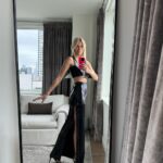 Kristen Taekman Instagram - Weekend in NYC with Cash and Sadie! Eating shopping fitting’s and fun tourist vibes ! Happy Holidays!!