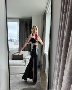 Kristen Taekman Instagram - Weekend in NYC with Cash and Sadie! Eating shopping fitting’s and fun tourist vibes ! Happy Holidays!!