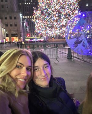 Kristen Taekman Instagram - Weekend in NYC with Cash and Sadie! Eating shopping fitting’s and fun tourist vibes ! Happy Holidays!!