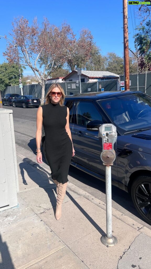 Kristen Taekman Instagram - Right after I parked I realized there were non metered spots right behind me too 🤦🏼‍♀️ but I just didn’t want to get back in the car and repark. The struggle…. #parking #LA #parkingLA #struggle #valet #relatable #samsung Los Angeles, California
