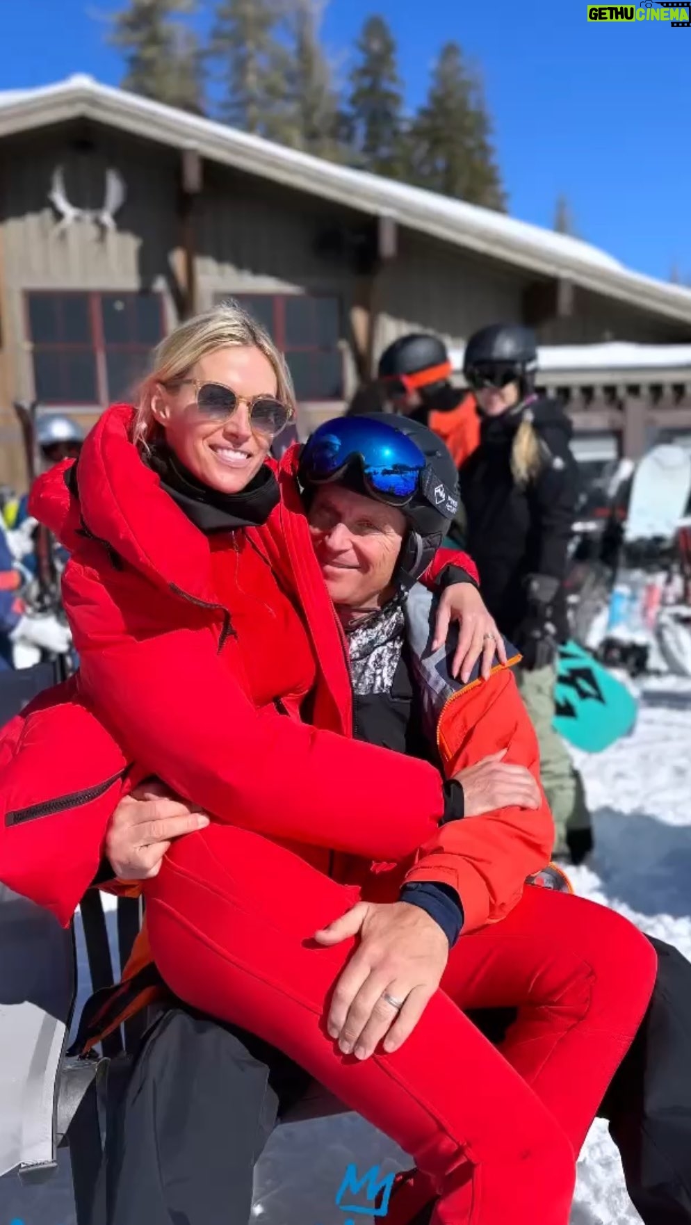 Kristen Taekman Instagram - Skiing in Aspen this week and you guys it’s FREEZING #ski #christmas #holiday #family #skiing #athletic #girls #sports