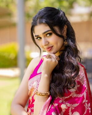 Krithi Shetty Instagram - Smile, shine and take it one day at a time ❤️ 
#smile #happy 
@bhimajewellerytrichy 
•
Photography @kiransaphotography 
Styling @openhousestudio.in 
Saree @real_weaverstory
Style Team @prarthanasrinivasaraja @mehavenkatesh 
M & H @kalwon_beauty @kamaldeepss