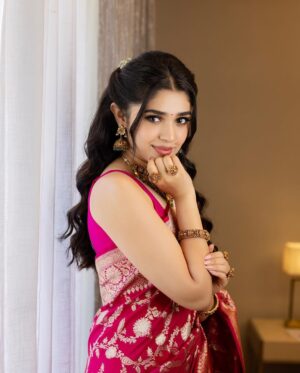 Krithi Shetty Instagram - Smile, shine and take it one day at a time ❤️ 
#smile #happy 
@bhimajewellerytrichy 
•
Photography @kiransaphotography 
Styling @openhousestudio.in 
Saree @real_weaverstory
Style Team @prarthanasrinivasaraja @mehavenkatesh 
M & H @kalwon_beauty @kamaldeepss