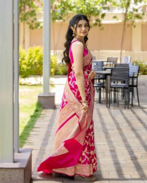 Krithi Shetty Instagram - Smile, shine and take it one day at a time ❤️ 
#smile #happy 
@bhimajewellerytrichy 
•
Photography @kiransaphotography 
Styling @openhousestudio.in 
Saree @real_weaverstory
Style Team @prarthanasrinivasaraja @mehavenkatesh 
M & H @kalwon_beauty @kamaldeepss