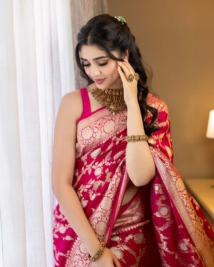 Krithi Shetty Instagram - Smile, shine and take it one day at a time ❤️ 
#smile #happy 
@bhimajewellerytrichy 
•
Photography @kiransaphotography 
Styling @openhousestudio.in 
Saree @real_weaverstory
Style Team @prarthanasrinivasaraja @mehavenkatesh 
M & H @kalwon_beauty @kamaldeepss