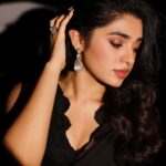Krithi Shetty Instagram – Felt gorgeous in this #blacksaree ✨ 🖤 by @archanaraolabel 

Styled by – @ashwin_ash1 & @hassankhan_3
Style team – @ahmedxmirza
M & H – @sadhnasingh1 @kamaldeepss 
Jewellery- @karnikajewelshyd 
Shot by – @pranav.foto
