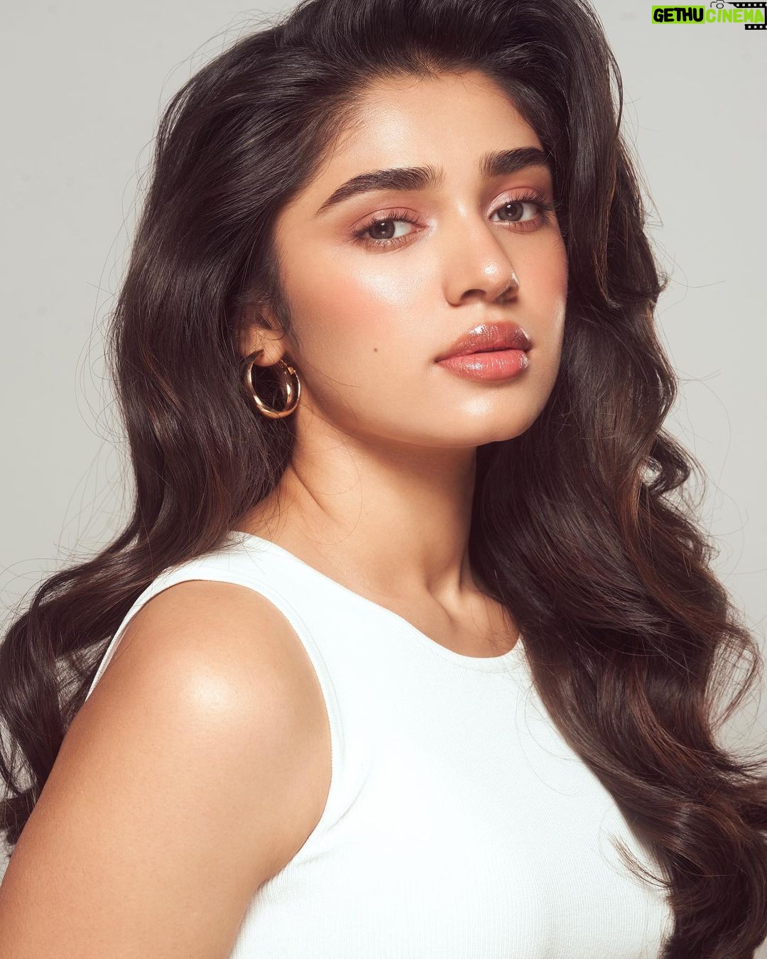 Krithi Shetty Instagram - May your skin #glow as brightly as your soul 🥰❤️ #happyglow #spreadlove #loveyourself • • Photographer @ishan.n.giri Retoucher @louis_prashanth Makeup @kalwon_beauty Hair @krishnakami Styled by @neethikshetty