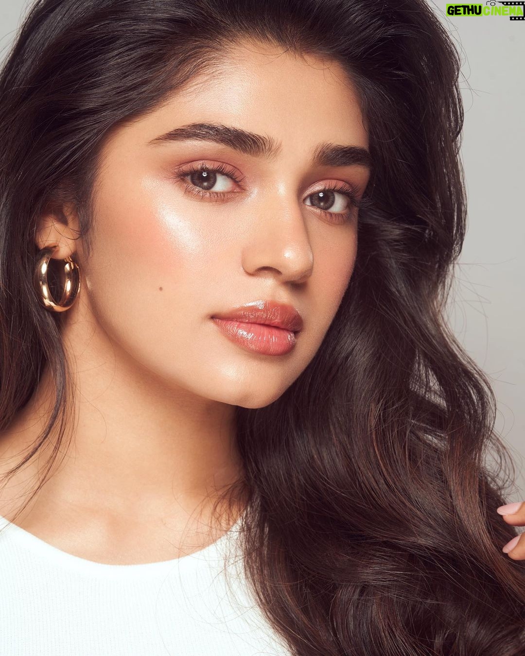 Krithi Shetty Instagram - May your skin #glow as brightly as your soul 🥰❤️ #happyglow #spreadlove #loveyourself • • Photographer @ishan.n.giri Retoucher @louis_prashanth Makeup @kalwon_beauty Hair @krishnakami Styled by @neethikshetty