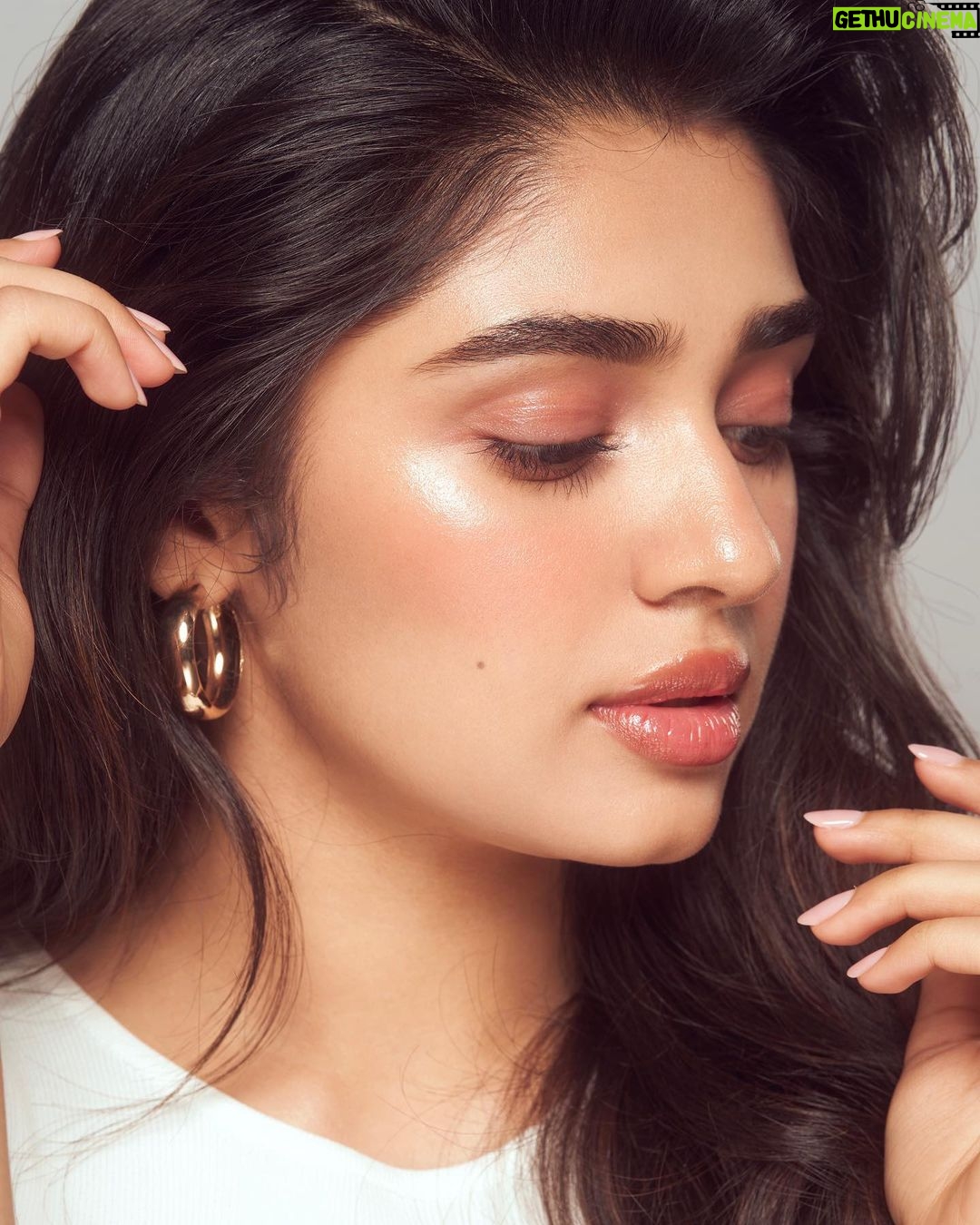 Krithi Shetty Instagram - May your skin #glow as brightly as your soul 🥰❤️ #happyglow #spreadlove #loveyourself • • Photographer @ishan.n.giri Retoucher @louis_prashanth Makeup @kalwon_beauty Hair @krishnakami Styled by @neethikshetty