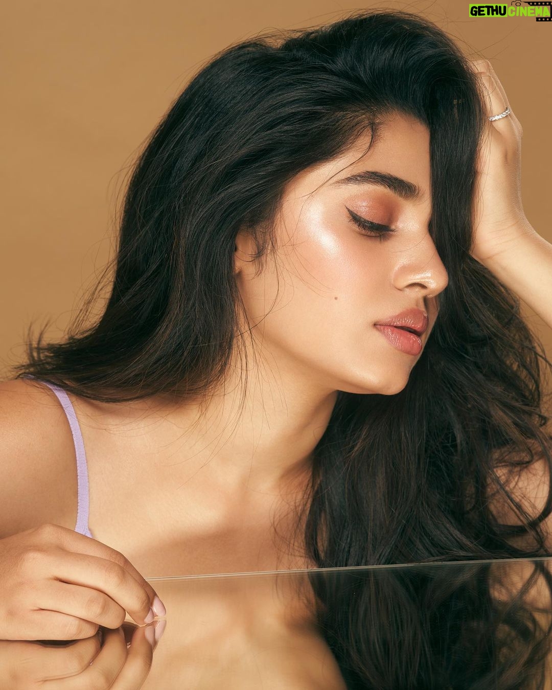 Krithi Shetty Instagram - 6M #instafamily #gratitude #love #happy ☺️💜 • • Photographer @ishan.n.giri Retoucher @louis_prashanth Makeup @kalwon_beauty Hair @krishnakami Styled by @neethikshetty 🥰