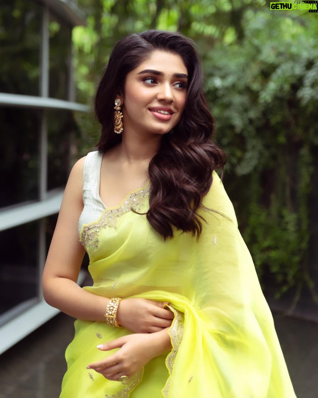 Krithi Shetty Instagram - The magic of new beginnings🥰#genie ✨ #happy #grateful #feelingpositive #excited @jayamravi_official @arrahman @velsfilmintl #arjunanjr @kalyanipriyadarshan @wamiqagabbi @dr.isharik.ganesh @pradeeperagav @artdirector_umesh @toraniofficial @karnikajewelshyd @amrapalijewels
