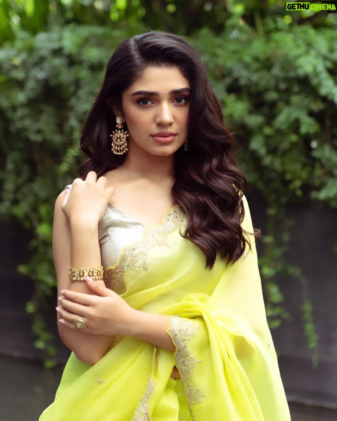 Krithi Shetty Instagram - The magic of new beginnings🥰#genie ✨ #happy #grateful #feelingpositive #excited @jayamravi_official @arrahman @velsfilmintl #arjunanjr @kalyanipriyadarshan @wamiqagabbi @dr.isharik.ganesh @pradeeperagav @artdirector_umesh @toraniofficial @karnikajewelshyd @amrapalijewels