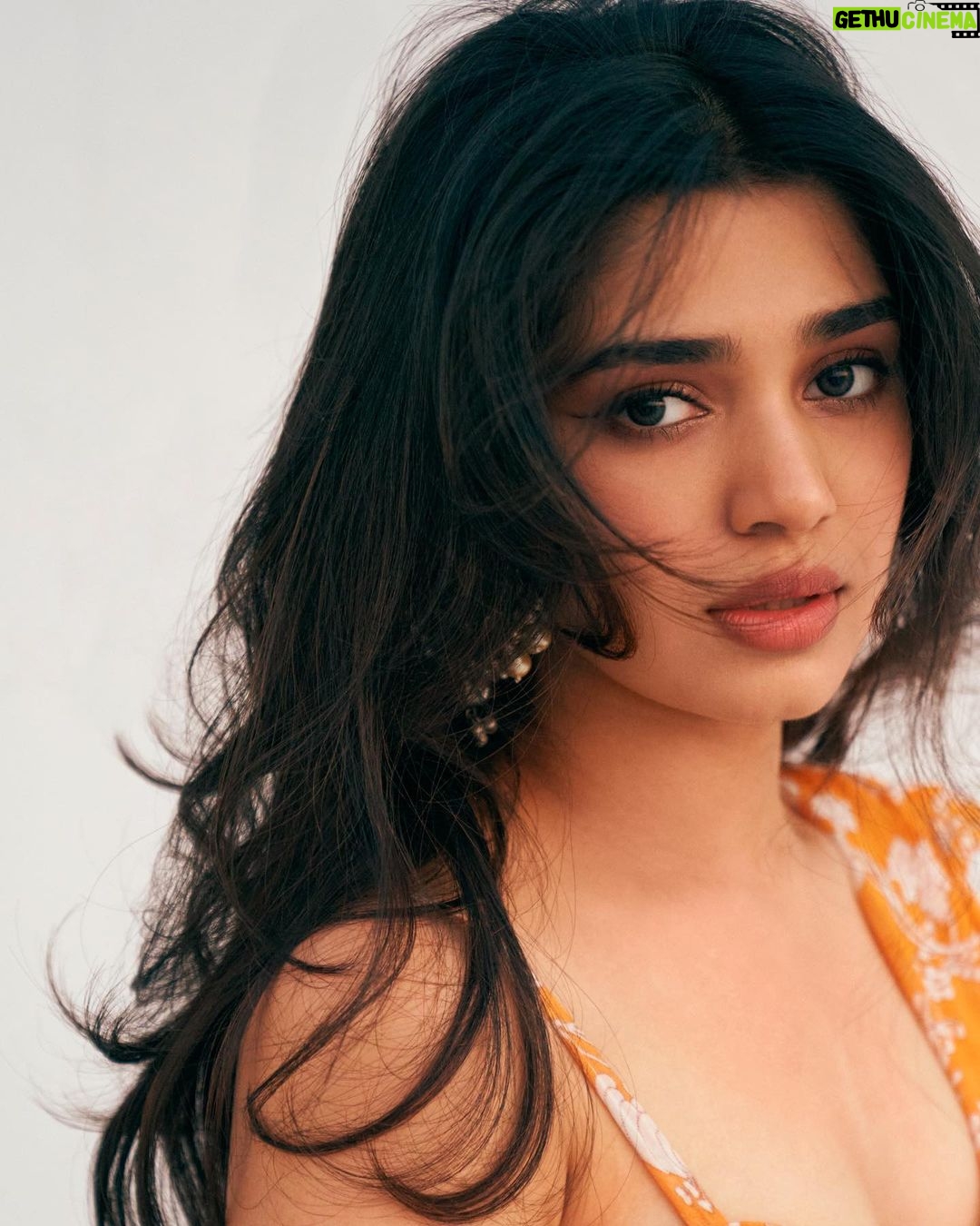 Krithi Shetty Instagram - Weekend vibes 🧡 #breezy #weekend #summervibes • • Styled by @jukalker Styling team @pratimajukalker Outfit : @arpitamehtaofficial Earrings : @mortantra @spiffypublicrelations Assorted bangles @lovelate20s Makeup @pinkylohar Hair @kamaldeepss Photographer @ishan.n.giri Asst @louis_prashanth Retoucher @enhancingmoments