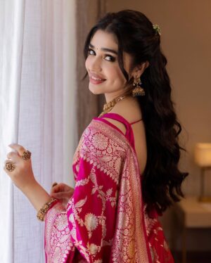 Krithi Shetty Instagram - Smile, shine and take it one day at a time ❤️ 
#smile #happy 
@bhimajewellerytrichy 
•
Photography @kiransaphotography 
Styling @openhousestudio.in 
Saree @real_weaverstory
Style Team @prarthanasrinivasaraja @mehavenkatesh 
M & H @kalwon_beauty @kamaldeepss