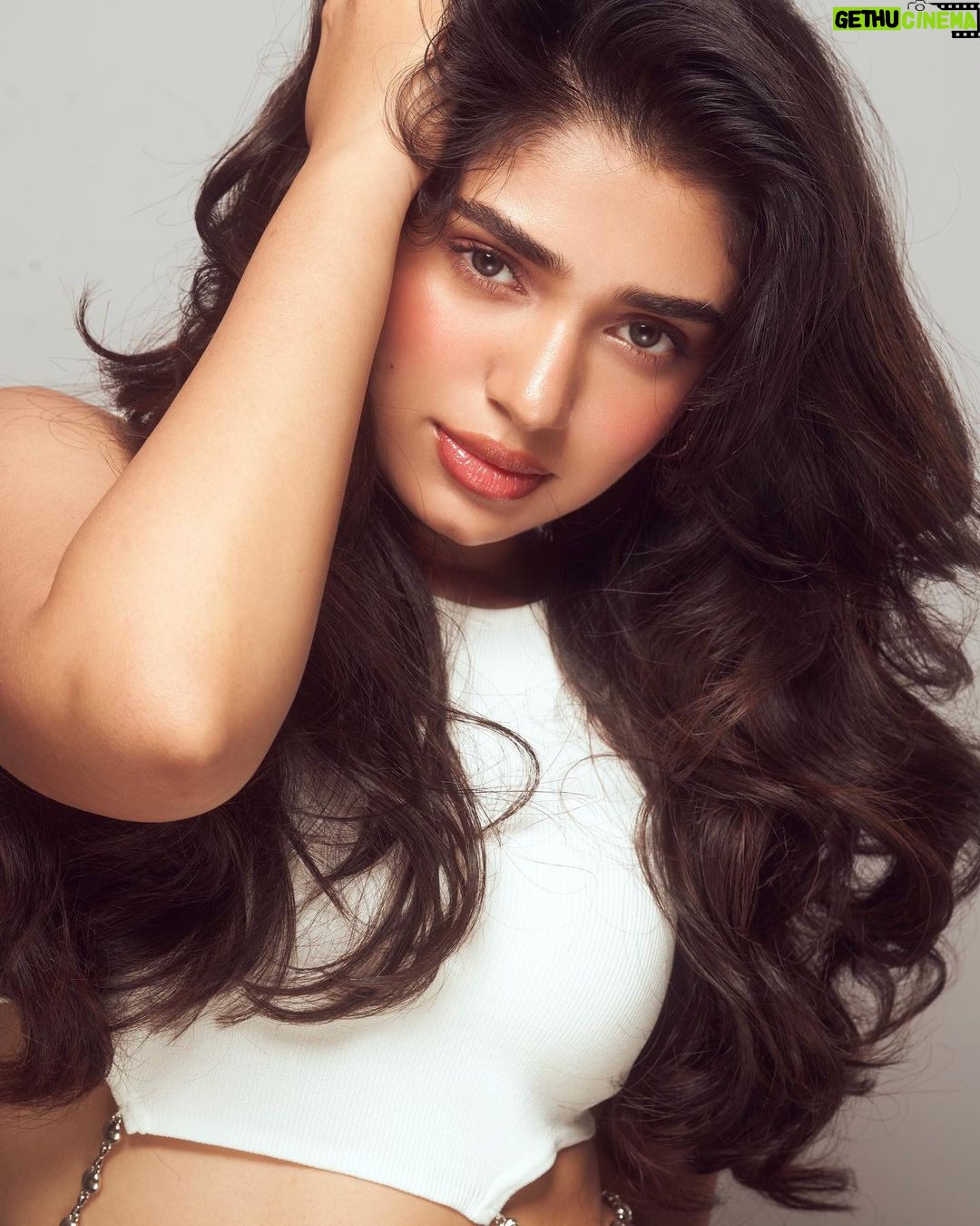Krithi Shetty Instagram - May your skin #glow as brightly as your soul 🥰❤️ #happyglow #spreadlove #loveyourself • • Photographer @ishan.n.giri Retoucher @louis_prashanth Makeup @kalwon_beauty Hair @krishnakami Styled by @neethikshetty
