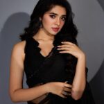 Krithi Shetty Instagram – Felt gorgeous in this #blacksaree ✨ 🖤 by @archanaraolabel 

Styled by – @ashwin_ash1 & @hassankhan_3
Style team – @ahmedxmirza
M & H – @sadhnasingh1 @kamaldeepss 
Jewellery- @karnikajewelshyd 
Shot by – @pranav.foto