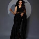 Krithi Shetty Instagram – Felt gorgeous in this #blacksaree ✨ 🖤 by @archanaraolabel 

Styled by – @ashwin_ash1 & @hassankhan_3
Style team – @ahmedxmirza
M & H – @sadhnasingh1 @kamaldeepss 
Jewellery- @karnikajewelshyd 
Shot by – @pranav.foto