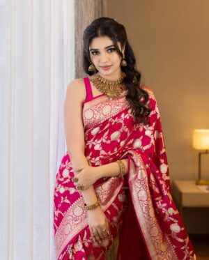 Krithi Shetty Instagram - Smile, shine and take it one day at a time ❤️ 
#smile #happy 
@bhimajewellerytrichy 
•
Photography @kiransaphotography 
Styling @openhousestudio.in 
Saree @real_weaverstory
Style Team @prarthanasrinivasaraja @mehavenkatesh 
M & H @kalwon_beauty @kamaldeepss