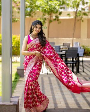 Krithi Shetty Instagram - Smile, shine and take it one day at a time ❤️ 
#smile #happy 
@bhimajewellerytrichy 
•
Photography @kiransaphotography 
Styling @openhousestudio.in 
Saree @real_weaverstory
Style Team @prarthanasrinivasaraja @mehavenkatesh 
M & H @kalwon_beauty @kamaldeepss