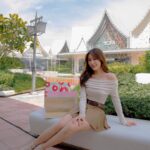 Krongkwan Nakornthap Instagram - ชอบช้อปขนาดไหน ให้ภาพมันฟ้องเลยค่ะ 🥰🛍️ จะให้พลาดได้ไงก็ราคาดีขนาดนี้ ที่ เซ็นทรัล วิลเลจ ลักชูรี่ เอาท์เล็ตแห่งแรกของไทย ✨ กับบรรยากาศ Outdoor Shopping สุดเอ็กซ์คลูซีฟ ที่รวมเอาท์เล็ตแบรนด์แฟชั่นชั้นนำ อาทิ Salvatore Ferragamo, Zegna, Coach Outlet, Kate Spade New York, Outlet By Club21, Michael Kors และอีกมากมายมาอยู่รวมกัน แถมเค้ายังลดสูงสุดถึง 80% และยังมีดีลสุดพิเศษสำหรับลูกค้าเซ็นทรัล วิลเลจ อีกด้วย ✈️ ที่สำคัญอยู่ใกล้สนามบินสุวรรณภูมิ เดินทางเพียง 10 นาที มาช้อปเป็นเพื่อนกันเยอะๆนะคะ รออยู่ๆ 💕 #CentralVillage #CentralVillageBangkokLuxuryOutlet #セントラルビレッジ Central Village Bangkok Luxury Outlet