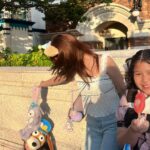 Krongkwan Nakornthap Instagram – These kiddos made this place even more magical 👧🏻🧒🏻👶🏻🪄 Tokyo Disney Sea