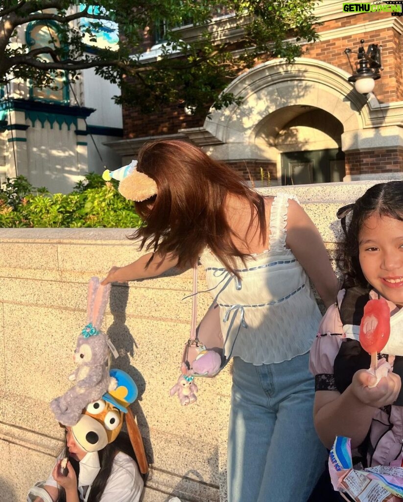 Krongkwan Nakornthap Instagram - These kiddos made this place even more magical 👧🏻🧒🏻👶🏻🪄 Tokyo Disney Sea