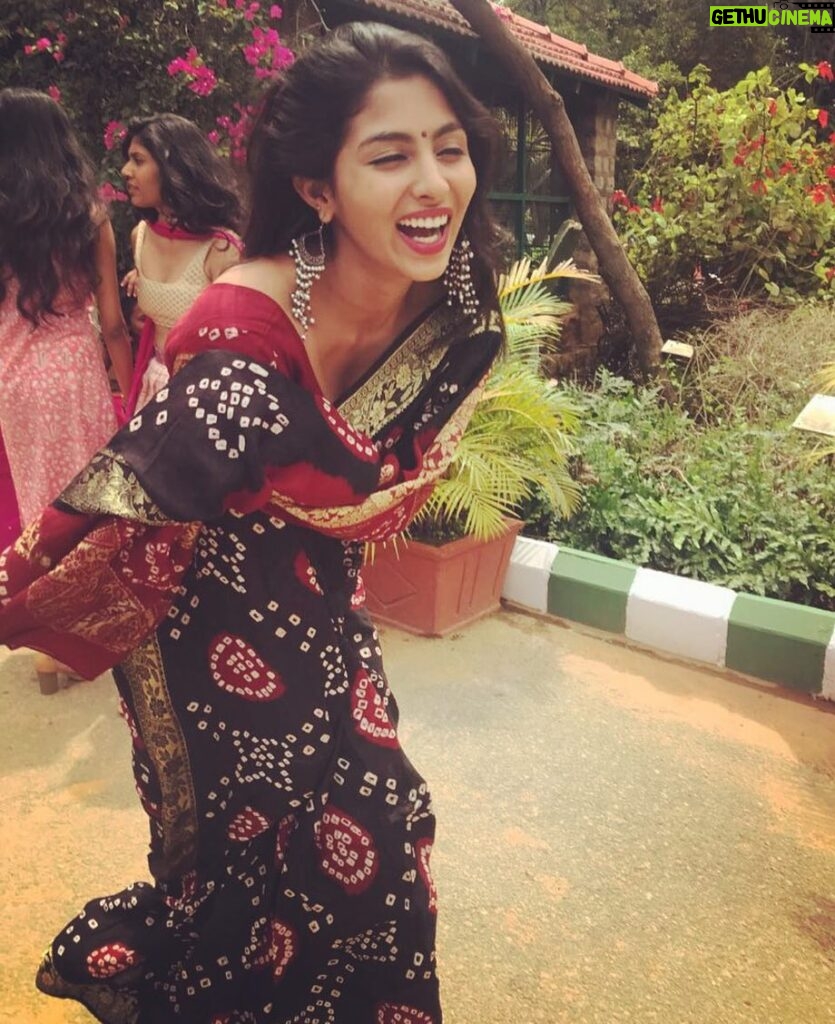 Kruthika Jayakumar Instagram - I try not to laugh at my own jokes , but we all know I'm hilarious 🤷🏻‍♀😂 #inmyelement #candidiswear Mount Carmel College, Bangalore