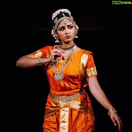 Kruthika Jayakumar Instagram - Happy International Dance Day 💃🏼 PC @phonelicious 🤗 #firstlove #indianclassicaldancers #throwback