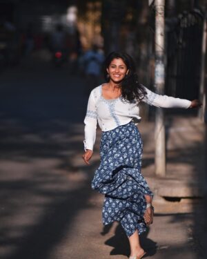 Kruthika Jayakumar Instagram - There’s magic in living in the moment✨ 📸 @pradhan_makam .
.
.
.
.
.
.
.
.
.
.
#bangalorediaries #portraitphotography #candid #throwback #tb #ohhappyday