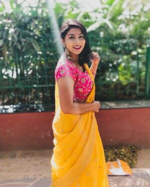 Kruthika Jayakumar Instagram - Happy New Year guys❤️ One from the archives to celebrate the past the decade💃🏻 This decade and past year have been such big lessons and I can’t wait to kick start 2020❤️ what about you ? Tell me some of your resolutions in the comments below!
.
.
.
.
.
.
.
#tb #ethnic #happynewyear #thedecadethatwas #bangalorediaries #sareelove #instafashion #ootd #throwback #decadechallenge #bangalore #newyearresolutions #grateful
