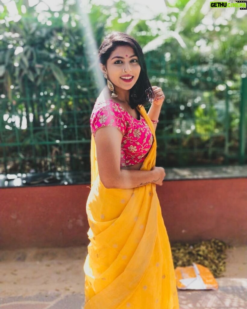 Kruthika Jayakumar Instagram - Happy New Year guys❤ One from the archives to celebrate the past the decade💃🏻 This decade and past year have been such big lessons and I can’t wait to kick start 2020❤ what about you ? Tell me some of your resolutions in the comments below! . . . . . . . #tb #ethnic #happynewyear #thedecadethatwas #bangalorediaries #sareelove #instafashion #ootd #throwback #decadechallenge #bangalore #newyearresolutions #grateful Bangalore, India