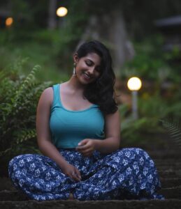 Kruthika Jayakumar Instagram - I want to say I finished my 'social media detox' but you and I both know that didn't happen.☺️ 📷@avi_ology . . . . . . . . . . . . . #Ayatana #portraits #imback #sorrynotsorry #whatsocialmediadetox #kavacha #bangalorediaries #nikon #shootlife #canon #candid #fakecandid #portraitphotography #portraits_mf #coorgdiaries #coorg
