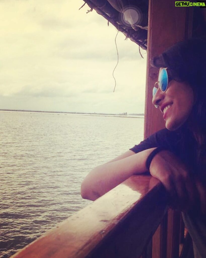 Kruthika Jayakumar Instagram - Just houseboat things 🌴 #alapuzha #travelbug