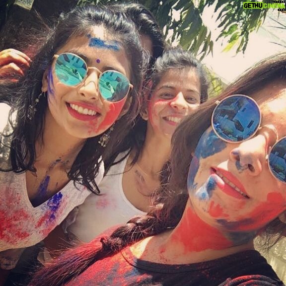 Kruthika Jayakumar Instagram - Rang Barse-ing with the best🌈 #toagooddday