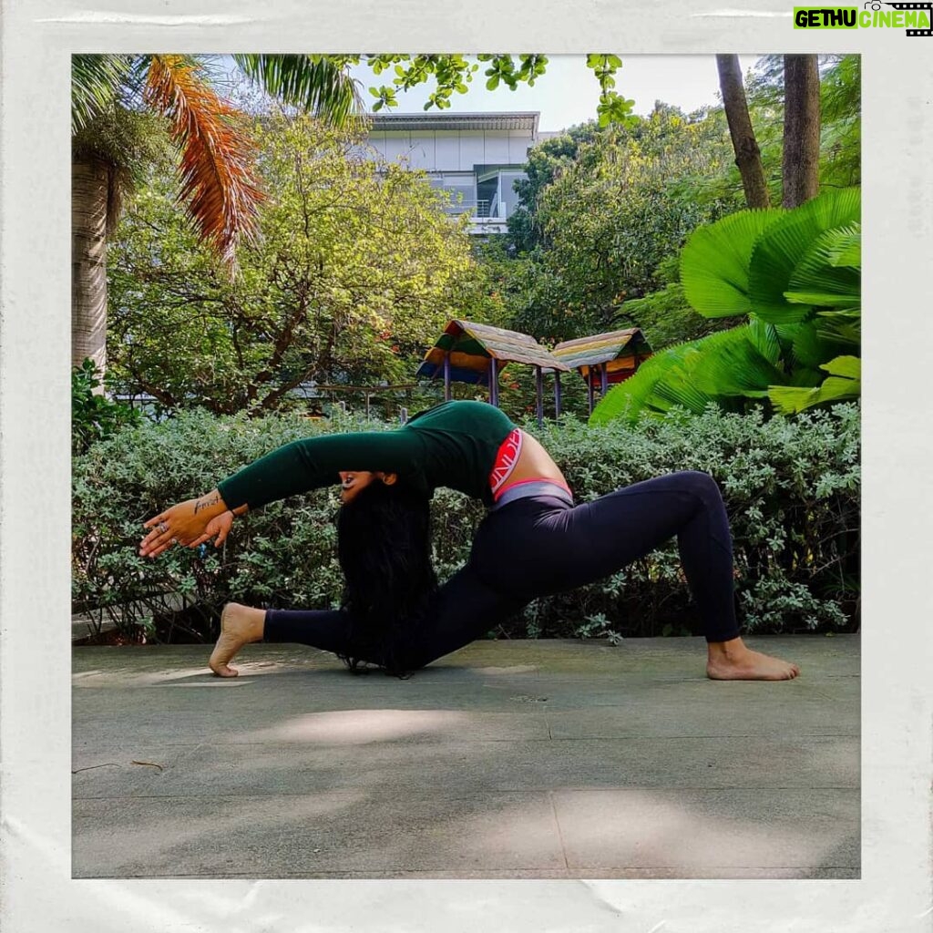 Kruthika Jayakumar Instagram - More stretching. Less stressing🌿 . . . . . . . #yogaeverywhere #inflexibleyogis #backbendsarelove #instamood #yogaflow #aloyoga #bengalurudiaries #yogaeverydamnday #yogatherapy Bangalore, India