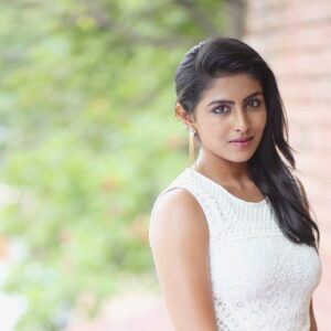 Kruthika Jayakumar Instagram - Lookin' at bae like🍕
.
.
.
.
.
.
#foodisbae #pizzalover #pizzaisbae #portrait #portraitphotography #onelook #white #ootd #latergram #shootlife #kavacha #sandalwood #tollywood #tb #throwback #happygirlsaretheprettiest #outdoors