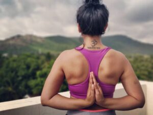 Kruthika Jayakumar Instagram - Two years ago I started yoga just to learn how to handstand . Along the way I discovered how amazing yoga could be for my body and I've never felt fitter ,balanced and  stronger.

Happy International yoga day guys❤️ May you bend but never break 😉
.
.
.
.
.
.
.
#fitgirls #internationalyogaday #yogaeverydamnday
#yogisofinstagram #fitfam #om #paschimanamaskarasana #fitnessindia #inflexibleyogis #humfittohindiafit #yoga #purple #fitnessmotivation #fitspo #fitnessjourney #yogainspiration #hills #ashtangayyoga #shotononeplus