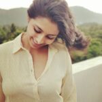 Kruthika Jayakumar Instagram - I gotta pocket full of sunshine 🌼☀️ . . . . . #yellow #candid #portrait #shotononeplus5 #chamundihills #mysoreyoga #yogini #dancer #actor #nature #mysore #windydays #beautifulwomen #happygirlsaretheprettiest #sandalwood #tollywood #terracephotography #nomakeup #aesthetic #phonephotography Mysore, Karnataka