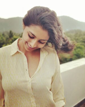 Kruthika Jayakumar Instagram - I gotta pocket full of sunshine 🌼☀️
.
.
.
.
.
#yellow #candid #portrait #shotononeplus5 #chamundihills #mysoreyoga #yogini #dancer #actor #nature #mysore #windydays #beautifulwomen #happygirlsaretheprettiest #sandalwood #tollywood #terracephotography #nomakeup #aesthetic #phonephotography