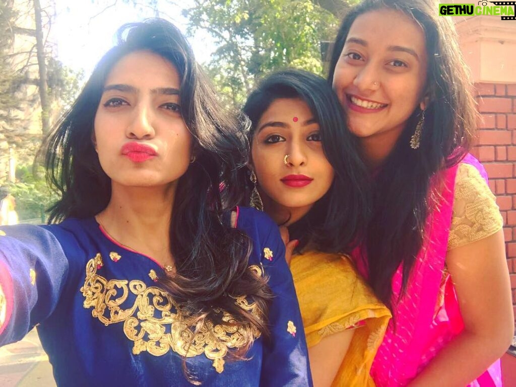 Kruthika Jayakumar Instagram - I got my game face on 😎❤ . . . . . . #indianwomen #ethniclove #ethnicfeels #sareelove #indianculture #beatifulgirls #tb #throwback #mcclife #actor #tollywood #sandalwood #drushyam #beautifulgirlsofinstagram #friends #bffs #collegelife #pout #bangalore #prettywomen #girlgang #gold #blue #pink #colours #happyfaces #selfie Bangalore, India