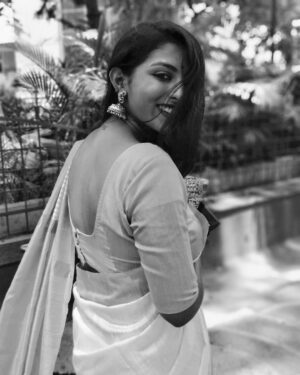 Kruthika Jayakumar Instagram - Thank you my crazy women , for letting me be lame kru 💁🏻❤️ and laughing with me all the way. 
I love you guys for everything ❤️
SWIPE👉🏻 .
.
.
.
.
#graduation #graduationspam #degree #degreelife #adulting #beautifulwomen #collegelife #whiteandgold #ethniclove #indianwomen #saree #mcclife #carmelite #friends #babes #love #life #friendship #graduate #actorslife #happiness #studentlife #studentlifeover #bangalore