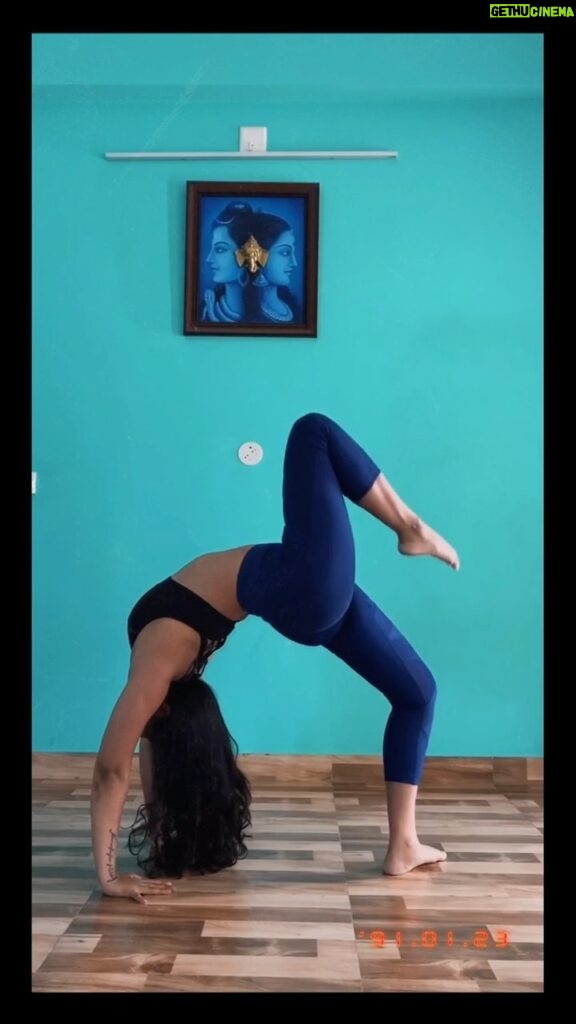 Kruthika Jayakumar Instagram - Felt bendy might delete later💁🏻‍♀ Did I really just give in to this trend ? 🤦🏻‍♀ Wait, yoga stuff on reels tho? 💁🏻‍♀ okay I’m rambling. Bye 😬 . . . . . . . . . #yogareels #feelitreelit #firstreel #bruh #bangalorediaries #lifeofthequarantined #inflexibleyogis #yoga #backbends
