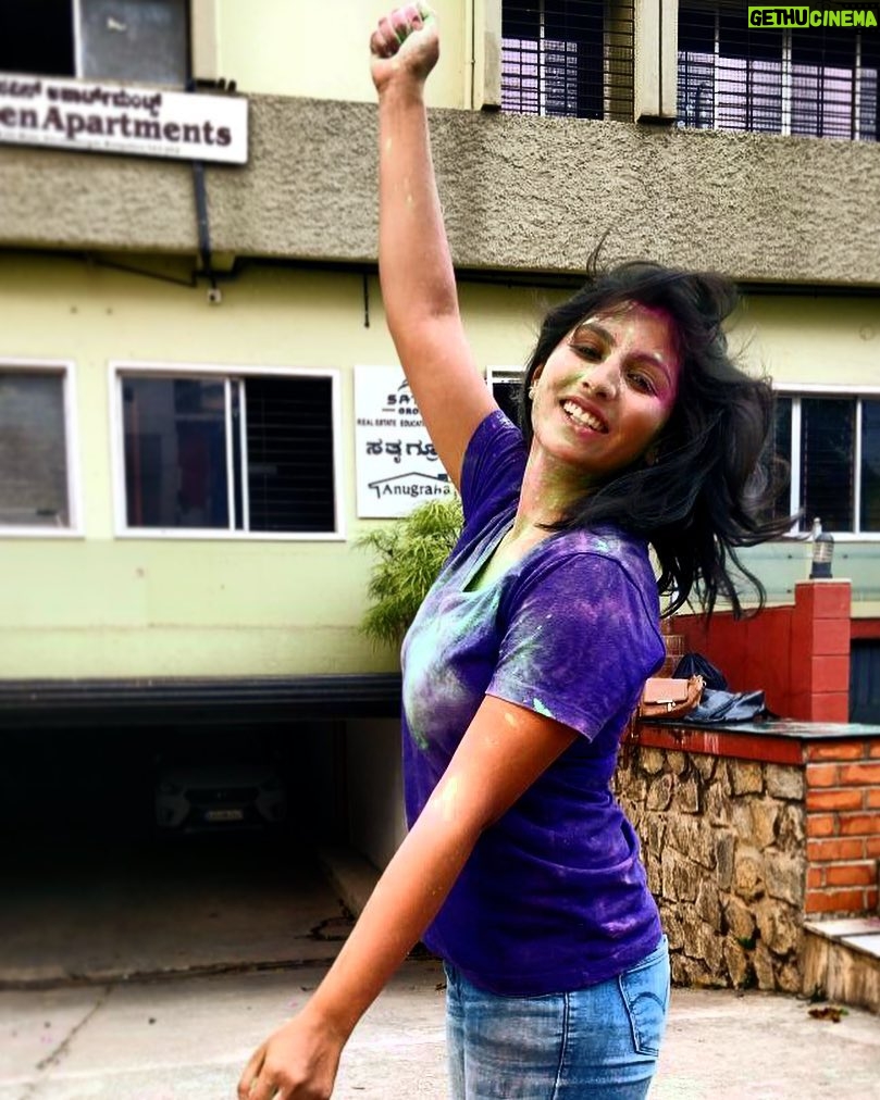 Kruthika Jayakumar Instagram - Being your typical excited Holi Person 💁🏻💙 . . . . #shotononeplus #shotononeplus5 #holihai #rangbarse #colour #india #festival #holilove #purple #green #pink #holicolours #happy #excited #indianholi #bangalore #southindian #actress Bangalore, India